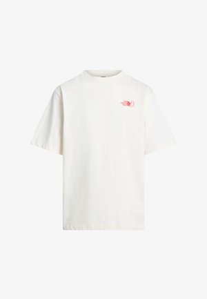 T-shirt blanc à manches courtes avec petit logo rouge "The North Face" et graphique sur le côté gauche de la poitrine, fond uni.