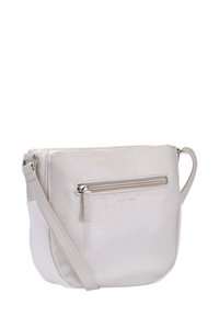 Srebrna torebka crossbody z teksturowanej skóry z białym dnem, wyposażona w przednią kieszeń na zamek oraz regulowany pasek.