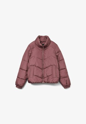 Pufferjack in een stofroze kleur, ontworpen met een hoge kraag, ritsluiting en horizontale naden. Beschikt over twee frontzakken en elastische manchetten.