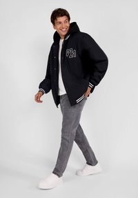 RESPECT DETACHABLE HOOD AND FRONT POCKETS - Winter jacket - black