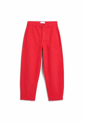 Pantalon en coton rouge à coupe décontractée, avec poches avant, passants pour ceinture et fermeture par bouton. Texture lisse et coupe droite.