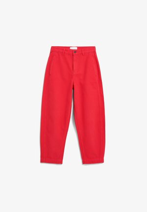 Pantalon en coton rouge à coupe décontractée, avec poches avant, passants pour ceinture et fermeture par bouton. Texture lisse et coupe droite.