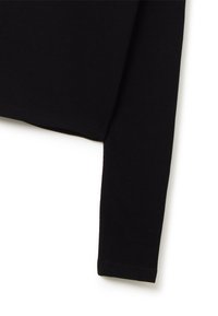 Schwarzes Langarmshirt mit taillierter Silhouette, aus weichem Baumwollmaterial und geradem Saum. Keine sichtbaren Muster oder Akzente.