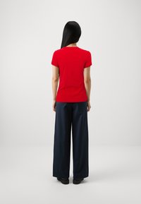 Guess TRIANGLE TEE - Tricou basic - delicious red