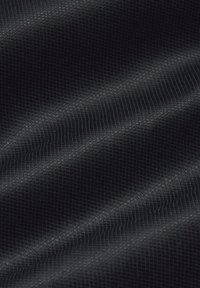 Czarna tkanina o fakturze z wzorem w kratkę. Gładka powierzchnia z delikatnym połyskiem, układająca się w miękkie fałdy.