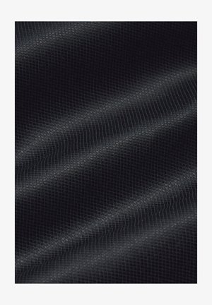 Czarna tkanina o fakturze z wzorem w kratkę. Gładka powierzchnia z delikatnym połyskiem, układająca się w miękkie fałdy.