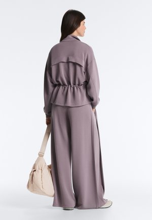 OYSHO SOFT-TOUCH WITH ADJUSTABLE WAIST AND HIGH COLLAR - Športna jopa s kapuco na zadrgo - mottled purple