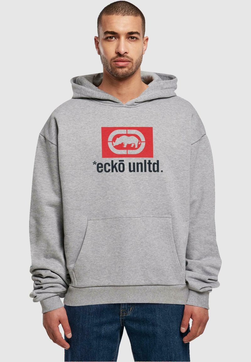 Grå hettegenser med stor frontlomme, med rødt og svart grafisk logo. Materialet ser mykt ut, med ribbestrikkede mansjetter og nederkant for god passform.