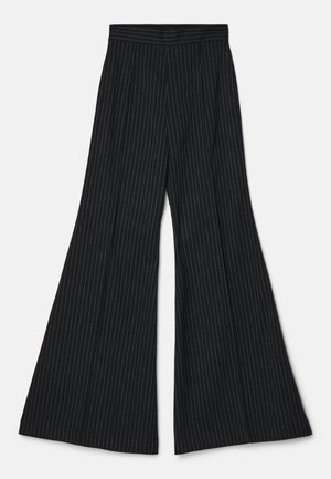 Pantalons larges noirs avec des rayures verticales blanches, dotés d'une taille haute et de plis à l'avant, fabriqués dans un tissu lisse.