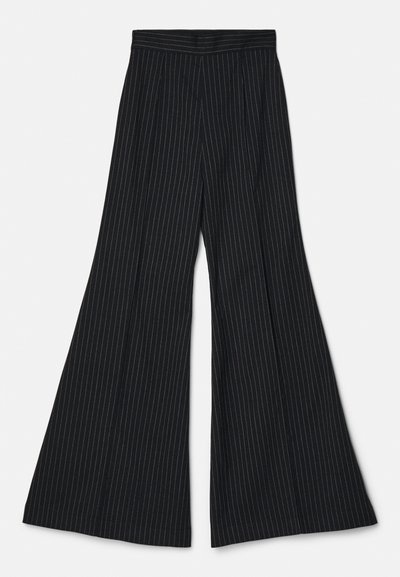 Mustad, laiad püksid vertikaalsete valgete triipudega, kõrgema taljega ja ees olevate voldikutega, valmistatud siledast kangast.