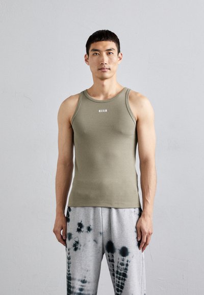Débardeur vert olive côtelé avec un col rond et un logo blanc "MSGM" ; associé à un pantalon de survêtement gris clair à motifs tie-dye avec des accents foncés.