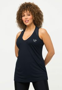 Sort ærmeløs atletisk top med v-hals design. Har et logo på brystet og et glat, let stof.