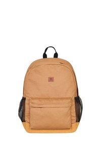Bruine stoffen rugzak met een ronde vorm, voorvak, twee zijvakjes van gaas en een stevige handgreep aan de bovenkant. Bevat een logo patch.