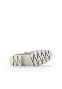 Sneaker beige con una parte superiore testurizzata, suola in gomma con motivo a zigzag e un logo sottile sul lato.