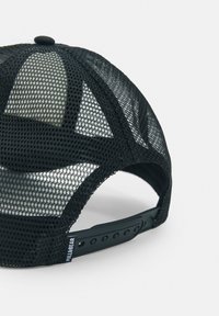 Casquette trucker en maille noire avec sangle réglable à pression et étiquette de la marque Pull&Bear sur fond blanc.