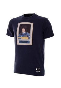 Marineblauw katoenen T-shirt met een grote print van een mannelijke figuur in een blauw shirt, met de tekst "Diego Armando Maradona" en een logo tag.