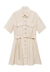 Abito camicia beige chiaro con maniche corte, chiusura con bottoni davanti, due tasche sul petto e cintura da annodare in vita per una silhouette aderente.