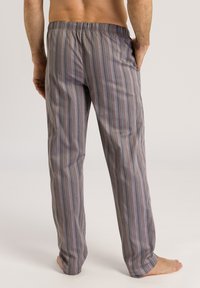 Grijs gestreepte pyjamabroek met elastische tailleband, voorzien van verticale strepen in blauw, rood en wit. Lichtgewicht stof met een ontspannen pasvorm.