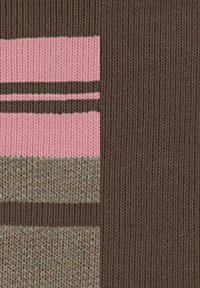 Gestrickter Stoff mit braunen, rosa und grauen Streifen. Die Textur ist gerippt, mit deutlich sichtbaren horizontalen Bändern im Design.