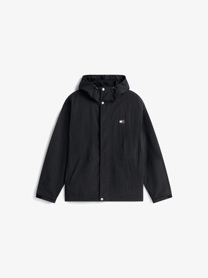 Giacca nera con zip e cappuccio, chiusura frontale con bottoni a pressione, due tasche laterali e patch con logo. Realizzata in materiale leggero e testurizzato.