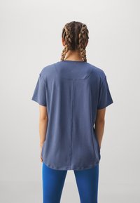 Nike Performance ONE RELAXED TOP - Spordi T-särk - diffused blue