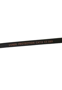 Astina nera degli occhiali da sole con testo in rilievo che indica "UV400 PROTECTION CAT.3 CE 069." Texture liscia senza ulteriori motivi o accenti.
