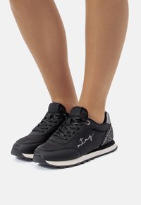 mtng DEPORTIVA - Zapatillas - black