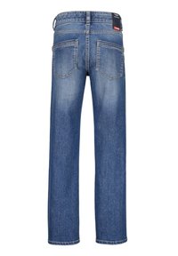 Blå denimjeans med rak benstil, fem fickor, blekta områden och en synlig märkesetikett vid baksidan av midjan.