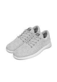 Grauer leichter Sneaker mit einem Obermaterial aus texturiertem Stoff, rundem Zehenbereich und flacher weißer Gummisohle. Verfügt über graue Schnürsenkel und ein Logodetail auf der Zunge.