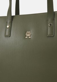Tommy Hilfiger CHIC TOTE - Velika torba - utility olive