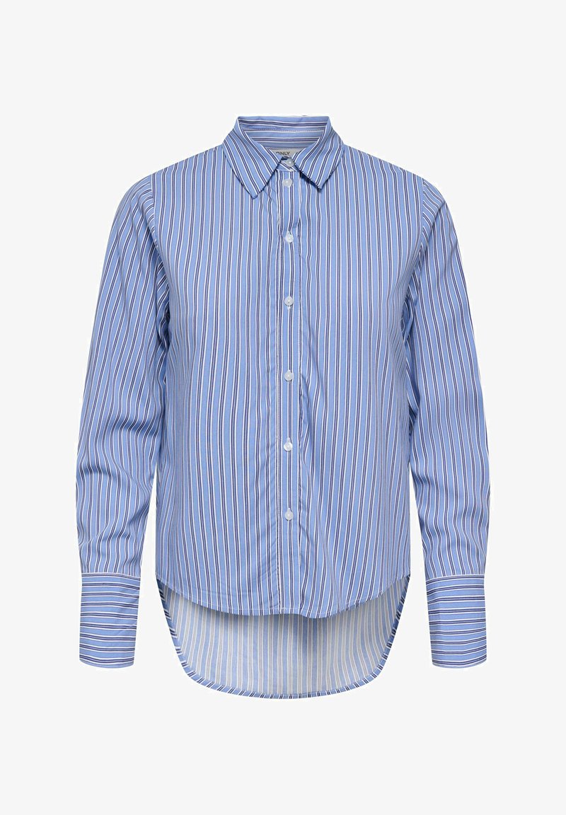 Chemise bleue à manches longues avec rayures verticales blanches et bleu marine, boutons sur le devant, col pointu et ourlet arrondi plus long à l'arrière.