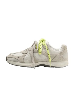 Svijetlosiva sportska tenisica s bež detaljima od brušene kože i kontrastnim svijetložutim i sivim vezicama, bočni prikaz na bijeloj pozadini.