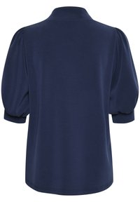 Námořnická modrá blůza vyrobená z hladkého materiálu, s vysokým límcem a nabíranými krátkými rukávy, s uvolněným střihem a bez viditelných zapínání.