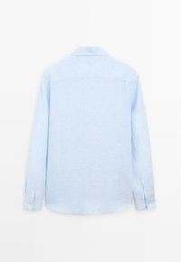 Camicia azzurra a maniche lunghe realizzata in tessuto testurizzato, con colletto a punta e polsini abbottonati, caratterizzata da un design della schiena dritta.