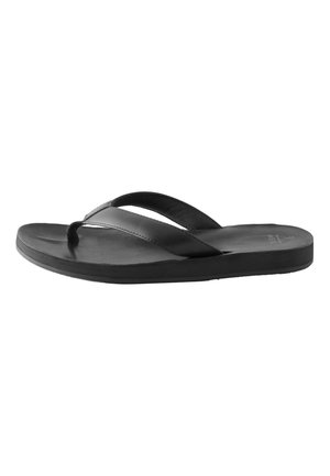 Schwarze Herrenflip-Flop-Sandale mit flacher Sohle und breitem Riemen, der nahe den Zehen überkreuzt, auf weißem Hintergrund.