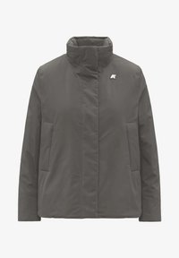 Veste matelassée grise avec un col montant, des poches avant et un petit logo en accent. Texture lisse et design épuré et minimaliste.