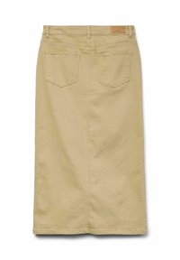 Falda de mezclilla beige de longitud media con corte recto, bolsillos traseros y una etiqueta en la cinturilla. Textura suave y diseño minimalista.