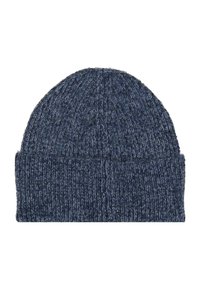 Sötétkék kötött sapka hajtott szegéllyel, amely egy textúrált gyapjúkeverék anyagot mutatott egy fehér háttér előtt.