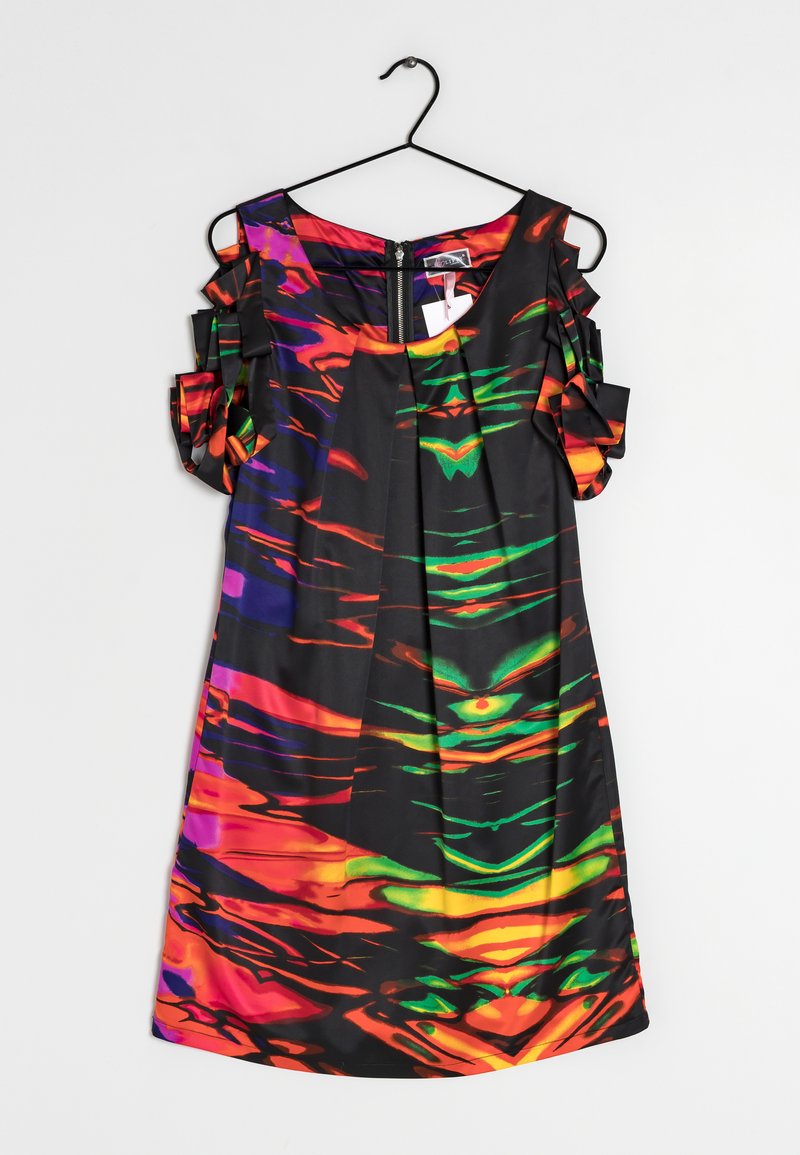 Robe multicolore avec une base noire, présentant des motifs vibrants en orange, violet et vert. Design décolleté avec des accents volants.