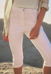 Next PEDAL PUSHER  - Jeansshorts - white
