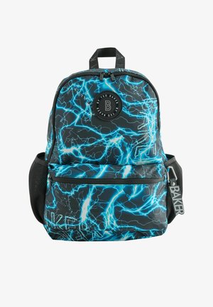 Rucksack mit blauem elektrischen Blitzmuster auf schwarzem Hintergrund, vordere Reißverschlusstasche, seitliche Netzfächer und "Baker"-Logoetikett am Reißverschluss.