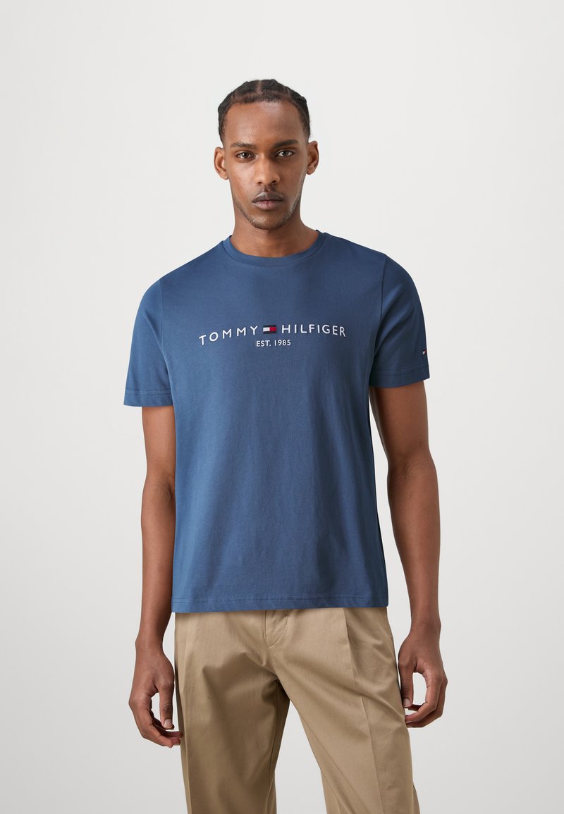 Tommy Hilfiger - LOGO TEE - T-shirts print - aegean sea, Forstør