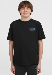 Černé bavlněné tričko s krátkým rukávem a kulatým výstřihem. Na přední straně je modře vytištěno logo "O'Neill" a "Santa Cruz, California, U.S.A.".