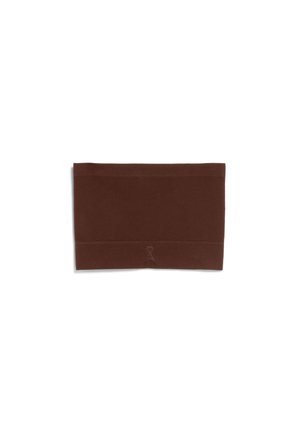 Bandeau tricoté marron avec une texture côtelée et un design plié. Présente un logo brodé discret à l'avant.