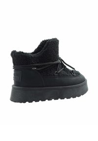 Czarne botki za kostkę z teksturowanym wierzchem z polaru, gładkimi skórzanymi akcentami, grubą gumową podeszwą i okrągłymi sznurowadłami zapewniającymi pewne dopasowanie.