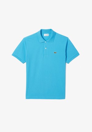 Polo shirt azzurro chiaro in cotone. Presenta un colletto classico, tre bottoni e un logo Lacoste verde sul lato sinistro del petto. Maniche corte.