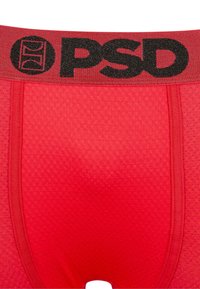 Slip sportivo rosso in tessuto texture, con elastico in vita nero con accenti metallici e design aderente.