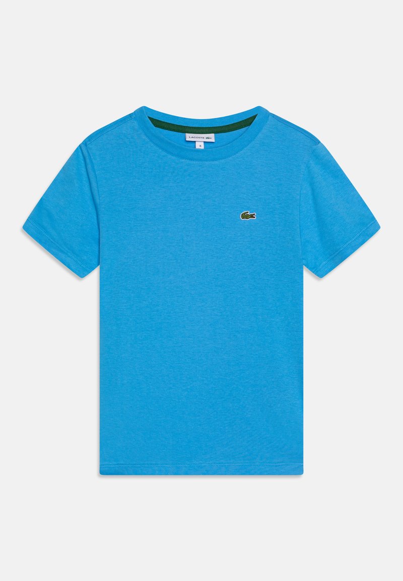 Mėlynas medvilninis marškinėliai su apvalia iškirpė, trumpomis rankovėmis ir mažu žaliu siuvinėtų logotipu kairėje krūtinės pusėje. Lygus paviršius.