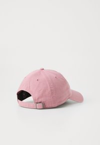 Cappellino da baseball in cotone rosa con cinturino metallico regolabile sul retro, cuciture rinforzate e occhielli di ventilazione sulla corona.