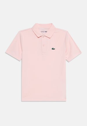 Polo à manches courtes rose clair avec col, deux boutons et petit logo crocodile vert sur la poitrine.